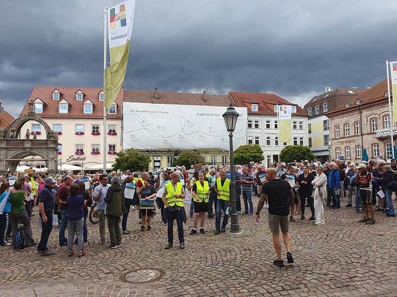 Demo am Marktplatz Hammelburg gegen Gewerbepark Saaletal IVDemo am Marktplatz Hammelburg gegen Gewerbepark Saaletal IV Über 100 Westheimerinnen und Westheimer demonstrierten in Hammelburg gegen das geplante Gewerbegebiet.