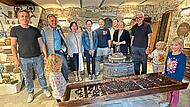 Schon die Kleinsten der Familie sind behilflich und halten die frisch ged&ouml;rrten Zwetschgen-Hutzel auf der &bdquo;D&auml;rrh&auml;rrli&ldquo;, dem D&ouml;rrgitter; vorne von rechts: Franz H&uuml;mmer, amtierende B&uuml;rgermeisterin Sabine Weinbeer, Ortssprecher Felix Ortegel sowie b...