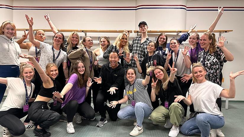 Die &bdquo;TanzGeister&ldquo; aus Erlangen bekamen die Gelegenheit, bei einer B&uuml;hnenshow von DJ Bobo in N&uuml;rnberg mit dabei zu sein.