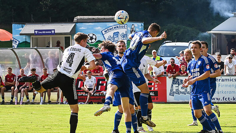 Der FC Coburg (wei&szlig;e Trikots) und der TSV M&ouml;nchr&ouml;den trennten sich im Wildpark mit 0:0.