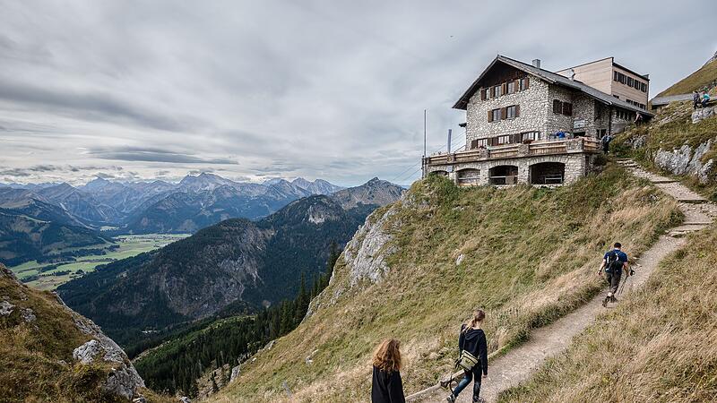 Wanderer auf dem Weg zur  Bad Kissinger Hütte bei Pfronten