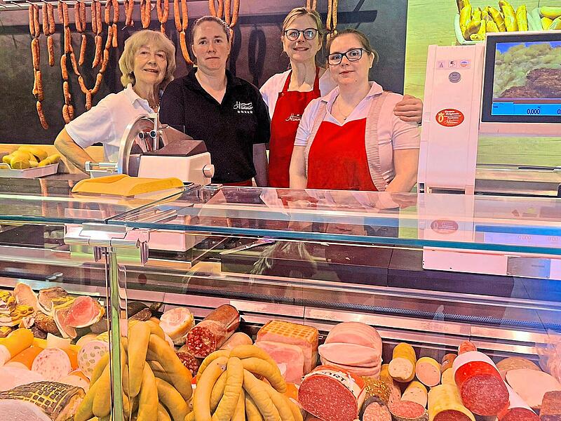 Metzgermeisterin Marion H&uuml;mmer (2.v.r.) mit ihrem Team (v.l.) Hannelore, Moni und Selina.G&uuml;nther Geiling