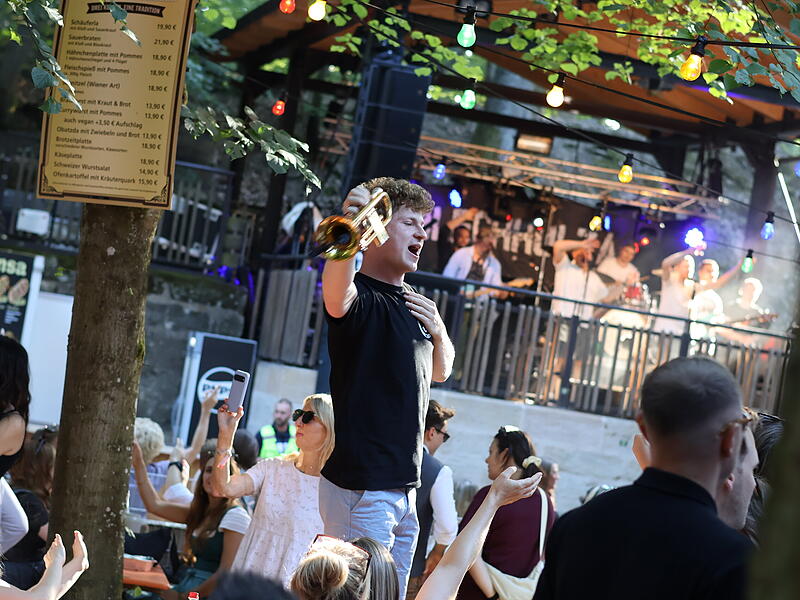 Bildergalerie 3: Nach dem Anstich startet der erste Annafest-AbendBildergalerie 3: Annafest-Anstich 2026 Bildergalerie 3: Nach dem Anstich startet der erste Annafest-AbendBildergalerie 3: Annafest-Anstich 2026