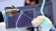 Sind computergestützte HNO-Operationen bald gang und gäbe? Um die Möglichkeiten der Digitalisierung in der Medizin geht es in der neuen Unterrichtseinheit für Studierende in Bad Kissingen.