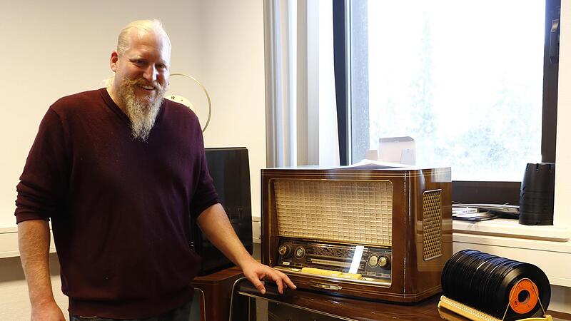 Michael Kolb mit einem typischen Musikschrank samt Radio aus den 1960er Jahren Michael Kolb mit einem typischen Musikschrank samt Radio aus den 1960er Jahren