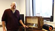 Michael Kolb mit einem typischen Musikschrank samt Radio aus den 1960er Jahren