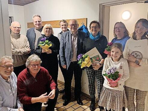 Vorsitzender Hans H&uuml;bner, Zweiter Vorsitzender Roland Balduf (von links kniend) sowie dahinter (v.l.) Stadtrat Dr. Johann Hunger, Oberb&uuml;rgermeister Ingo Lehmann, Preistr&auml;gerin Petra Fraas, Kreisfachberater Tizian Schwarz, Stadtrat Lothar Seyfferth...