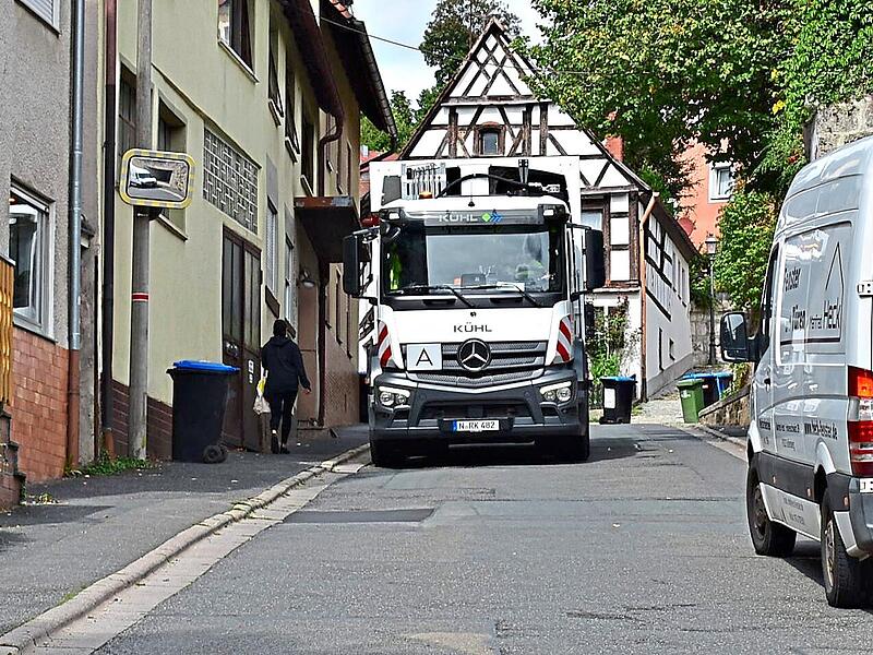 Wenn ein Lastwagen entgegenkommt, gibt es in der Bahnhofstraße in Gräfenberg kein Durchkommen.Forchheim & Fränkische Schweiz Wenn ein Lastwagen entgegenkommt, gibt es in der Bahnhofstraße in Gräfenberg kein Durchkommen.