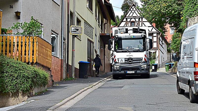 Wenn ein Lastwagen entgegenkommt, gibt es in der Bahnhofstra&szlig;e in Gr&auml;fenberg kein Durchkommen.