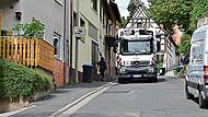 Wenn ein Lastwagen entgegenkommt, gibt es in der Bahnhofstra&szlig;e in Gr&auml;fenberg kein Durchkommen.