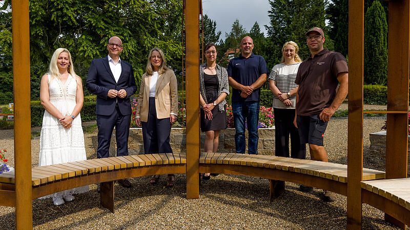 Oberbürgermeister Dr. Dirk Vogel (2. v. l.) stellt das Urnenrosenfeld auf dem Parkfriedhof vor, zusammen mit Leiterin Zentraler Bürgerservice Tanja Weimann (l.), vom Planungsbüro Land+Plan Susanne Siebenlist und Xenia Veeh, vom Standesamt und Servicemanagement der Stadt Bad Kissingen Stefan Krieg und Christina Martin sowie Sebastian Metz, Geschäftsführer der Firma Gartendesign Metz.