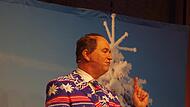 Als „Hubsi Aiwanger“ jubilierte Wolfgang Krebs im Rossini-Saal, dass der Paradies-Apfel auf einer niederbayrischen Streuobstwiese gepflückt worden sei. Als „Hubsi Aiwanger“ jubilierte Wolfgang Krebs im Rossini-Saal, dass der Paradies-Apfel auf einer niederbayrischen Streuobstwiese gepflückt worden sei.