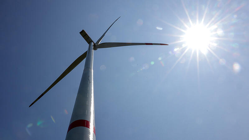Nachhaltige Energiequellen auch in der Fränkischen Schweiz: Die Sonne scheint auf ein Windrad.Forchheim & Fränkische Schweiz Nachhaltige Energiequellen auch in der Fränkischen Schweiz: Die Sonne scheint auf ein Windrad.