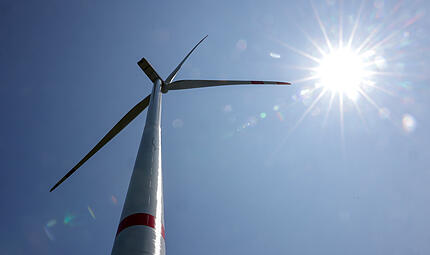 Nachhaltige Energiequellen auch in der Fr&auml;nkischen Schweiz: Die Sonne scheint auf ein Windrad.