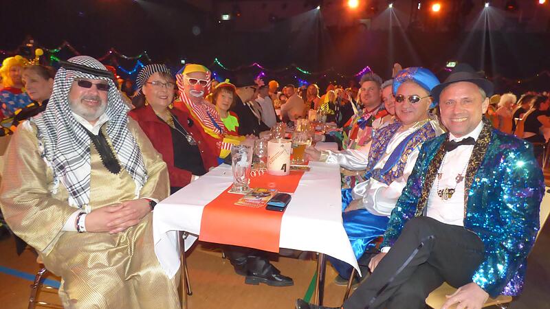G&ouml;&szlig;weinsteins B&uuml;rgermeistert Hanng&ouml;rg Zimmermann (links) und Bayerns Umeltminster Thorsten Glauber (rechts) am&uuml;sieren sich.Forchheim & Fr&auml;nkische Schweiz