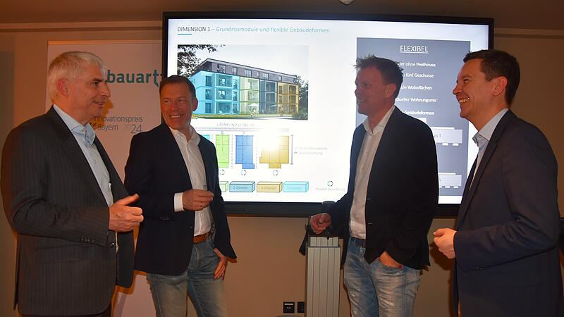 Bayerischer Innovationspreis für Projekt Bauart ForchheimForchheim & Fränkische Schweiz Von links: IHK-Präsident Dr. Michael Waasner, Thomas Siebenhaar und Marcus Thiele (Inhaber Projekt-Bauart) und Victor Naumann, Referatsleiter Wirtschaft und Tourismusmarketing