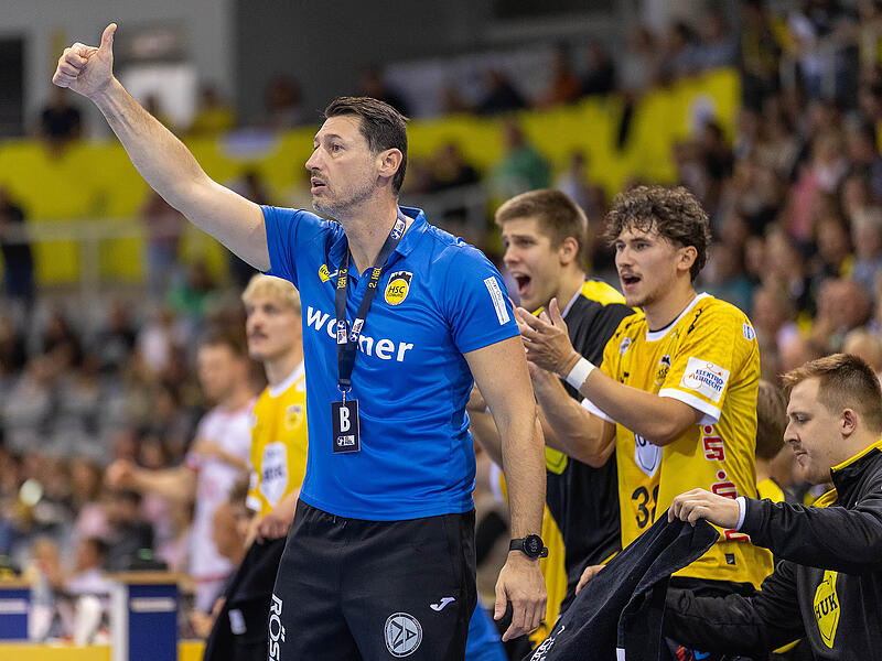 Das Heimspiel gegen Ferndorf war ein Zitterspiel für Coach Anel Mahmutefendic. Nach dem „Last-Second-Sieg“ am Samstag zeigte der Daumen aber letztlich nach oben. Das Heimspiel gegen Ferndorf war ein Zitterspiel für Coach Anel Mahmutefendic. Nach dem „Last-Second-Sieg“ am Samstag zeigte der Daumen aber letztlich nach oben.