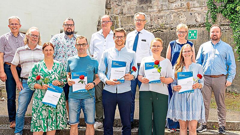 Die geehrten Mitarbeitenden (von links) Christine Kohl, Hansjürgen Denk, Leonard von der Weth und Andrea Krüger (Geschwister-Gummi-Stiftung) sowie Lisa Fuchs (Die Kita gGmbH) gemeinsam mit Vertretern des Diakonie Verbundes Kulmbach und Dekan Fried... Die geehrten Mitarbeitenden (von links) Christine Kohl, Hansjürgen Denk, Leonard von der Weth und Andrea Krüger (Geschwister-Gummi-Stiftung) sowie Lisa Fuchs (Die Kita gGmbH) gemeinsam mit Vertretern des Diakonie Verbundes Kulmbach und Dekan Fried...