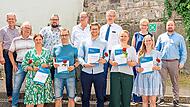 Die geehrten Mitarbeitenden (von links) Christine Kohl, Hansjürgen Denk, Leonard von der Weth und Andrea Krüger (Geschwister-Gummi-Stiftung) sowie Lisa Fuchs (Die Kita gGmbH) gemeinsam mit Vertretern des Diakonie Verbundes Kulmbach und Dekan Fried... Die geehrten Mitarbeitenden (von links) Christine Kohl, Hansjürgen Denk, Leonard von der Weth und Andrea Krüger (Geschwister-Gummi-Stiftung) sowie Lisa Fuchs (Die Kita gGmbH) gemeinsam mit Vertretern des Diakonie Verbundes Kulmbach und Dekan Fried...
