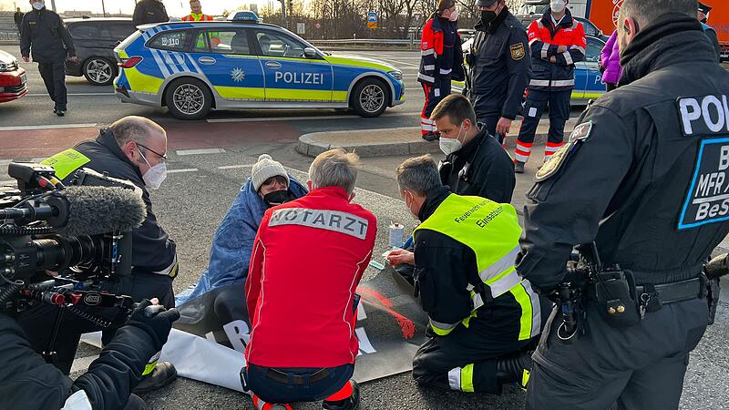 Klimaaktivisten kleben sich auf Abfahrt von Frankenschnellweg fest