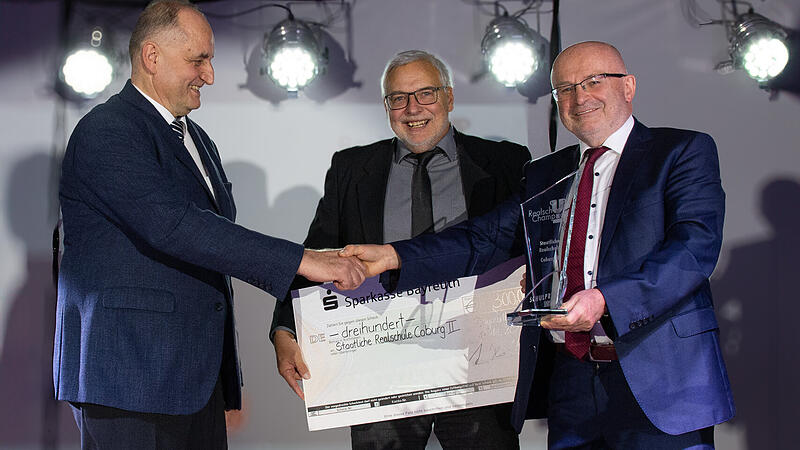 Die Staatliche Realschule Coburg II darf sich &uuml;ber den Schulpreis des Realschulchampions  Oberfranken 2023 freuen.  Schulleiter Klaus Reisenweber (links) nahm den Preis entgegen.