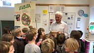 Etwas zum Anfassen: Ernst Klimek beim Vortrag in der Grundschule in Weisendorf über das Zubza-Hilfsprojekt Etwas zum Anfassen: Ernst Klimek beim Vortrag in der Grundschule in Weisendorf über das Zubza-Hilfsprojekt