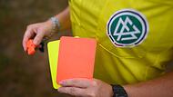 Symbolbild: In Oberreichenbach gab es viele gelbe und rote Karten. Und das war von einer Mannschaft gewollt. Die Folge: Spielabbruch!