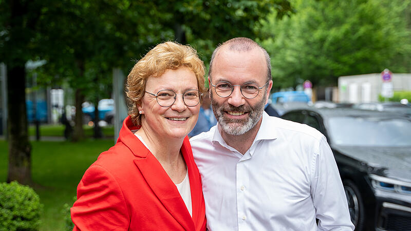 Monika Hohlmeier und Manfred Weber freuen sich am Wahlabend gemeinsam in München über den CSU-Erfolg.