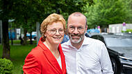 Monika Hohlmeier und Manfred Weber freuen sich am Wahlabend gemeinsam in München über den CSU-Erfolg.