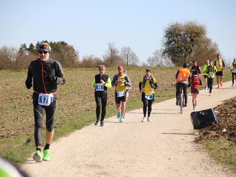 Strahlender Sonnenschein, aber nur niedrige Plusgrade erwartete die L&auml;ufer beim 19. Obermain-Marathon rund um Bad Staffelstein. Die Marathon-Strecke f&uuml;hrte wieder an den beiden Wahrzeichen der Kurstadt, dem Kloster Banz und der Basilika Vierzehnheiligen vorbei.