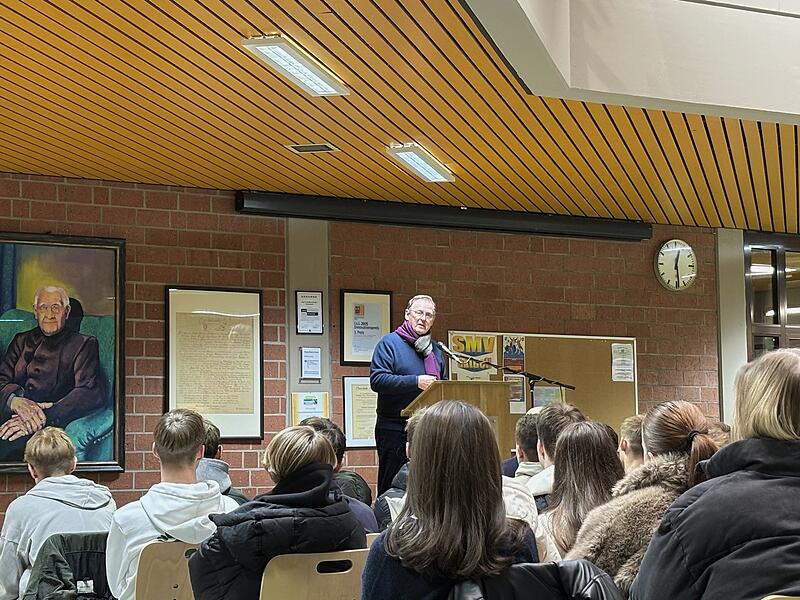 Bodo Ramelow beim Vortrag vor der Oberstufe des Franz-Miltenberger-Gymnasiums