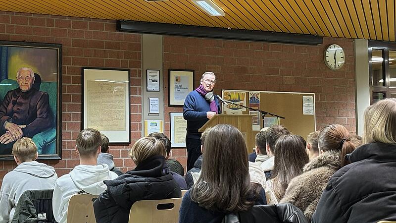 Bodo Ramelow beim Vortrag vor der Oberstufe des Franz-Miltenberger-Gymnasiums