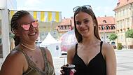 Die Studentinnen Sandra (links) und Lena (rechts) kommen immer wieder gerne zu Melly`s Eisrollen zurück.