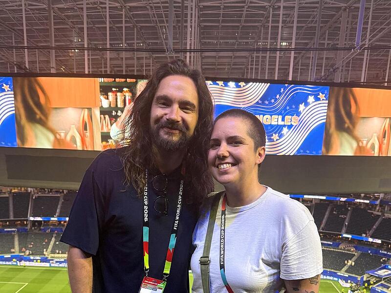 Katharina Förtsch ist als Sportjournalistin bei der Fußball-Weltmeisterschaft mit dabei. Beim Auftaktspiel des US-Teams in Los Angeles trifft sie den MagentaTV-Fan- Experten Tom Kaulitz. Katharina Förtsch ist als Sportjournalistin bei der Fußball-Weltmeisterschaft mit dabei. Beim Auftaktspiel des US-Teams in Los Angeles trifft sie den MagentaTV-Fan- Experten Tom Kaulitz.