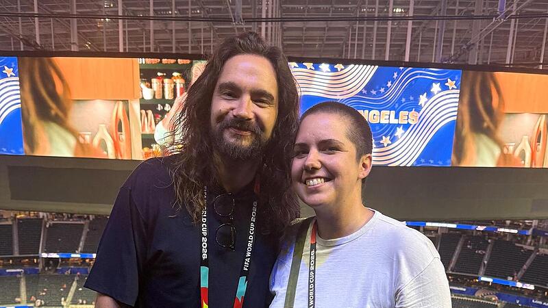 Katharina Förtsch ist als Sportjournalistin bei der Fußball-Weltmeisterschaft mit dabei. Beim Auftaktspiel des US-Teams in Los Angeles trifft sie den MagentaTV-Fan- Experten Tom Kaulitz. Katharina Förtsch ist als Sportjournalistin bei der Fußball-Weltmeisterschaft mit dabei. Beim Auftaktspiel des US-Teams in Los Angeles trifft sie den MagentaTV-Fan- Experten Tom Kaulitz.