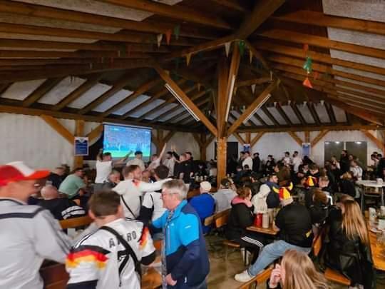 Das Eröffnungsspiel der EM sorgte für volles Haus beim Greif-KellerEinblick vor Eröffnung: Kreislauf-Kaufhaus Forchheim Das Eröffnungsspiel der EM sorgte für volles Haus beim Greif-KellerEinblick vor Eröffnung: Kreislauf-Kaufhaus Forchheim