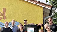 Der Gewinn aus dem Dorffestival ist in einen Kühlschrank geflossen. Das Foto zeigt die Spender bei der Übergabe mit dem Hemhofener Jugendpfleger Jörg Thiergärtner und der Vorstandschaft der Freien Wähler Hemhofen-Zeckern.