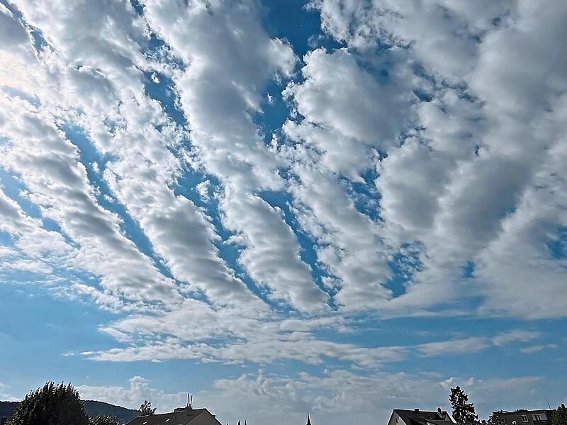 Kälteeinbrüche erfolgen im Herbst oft wellenförmig, ähnlich wie diese Wolkenformation.Forchheim & Fränkische Schweiz Kälteeinbrüche erfolgen im Herbst oft wellenförmig, ähnlich wie diese Wolkenformation.