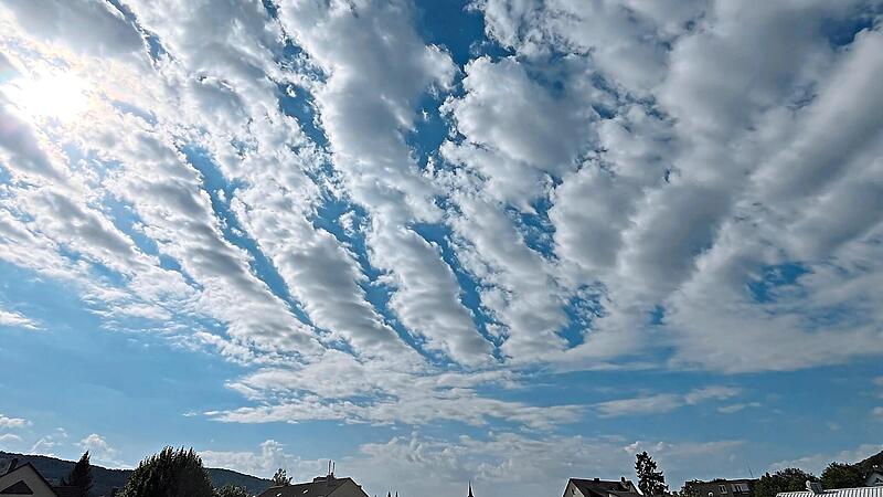 Kälteeinbrüche erfolgen im Herbst oft wellenförmig, ähnlich wie diese Wolkenformation.Forchheim & Fränkische Schweiz Kälteeinbrüche erfolgen im Herbst oft wellenförmig, ähnlich wie diese Wolkenformation.