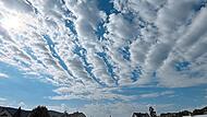 K&auml;lteeinbr&uuml;che erfolgen im Herbst oft wellenf&ouml;rmig, &auml;hnlich wie diese Wolkenformation.