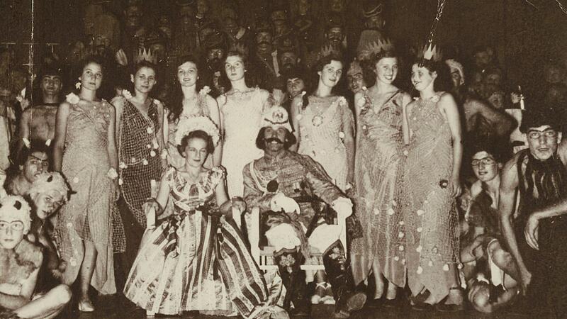 Eine Aufnahme vom ersten Rakoczy-Fest mit F&uuml;rst, Brunnenk&ouml;nigin und Nixen.