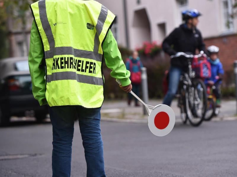 Verkehrshelfer vor einer Schule