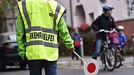 Verkehrshelfer vor einer Schule