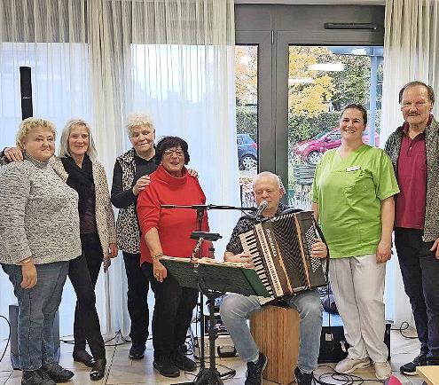 Traudl Wirth vom VDK Zeil, Gabi Wolff, Herta Dietz und Agnes Niesner, alle Seniorenunion, Musiker Jürgen Strassberger; Leiterin der AWO Zeil Marie Hubel, Wolfgang Kunzmann, Vorsitzender Seniorenunion Haßberge (von links)