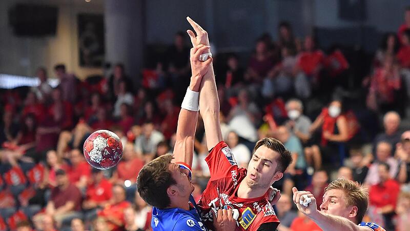 Beim 33:26-Sieg des HC Erlangen traf Tarek Marschall (hier gegen Jona Schoch von Balingen-Weilstetten) viermal.