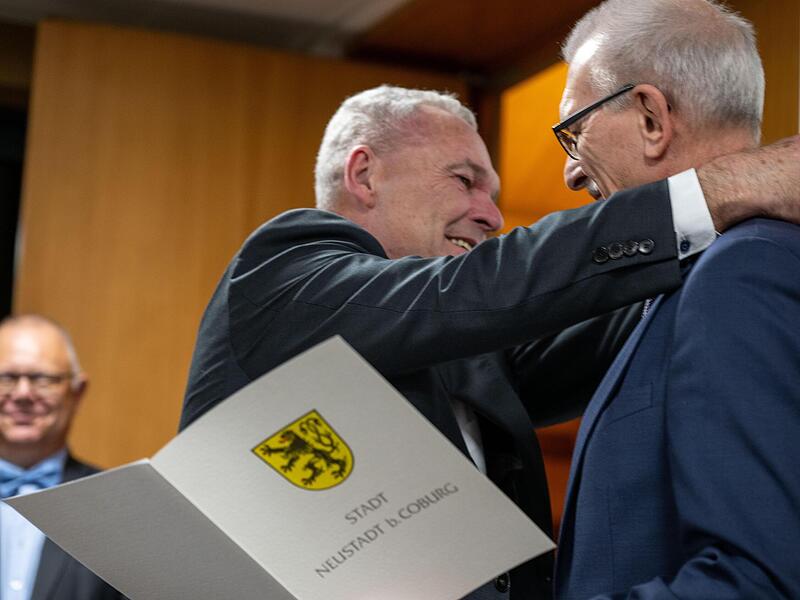 Neustadts Oberbürgermeister Frank Rebhan (SPD; links) ehrt Jürgen Engelhardt beim Stehempfang der Stadt für seine Verdienste um die Grüntal-Gesellschaft mit der Goldenen Stadtmedaille. Neustadts Oberbürgermeister Frank Rebhan (SPD; links) ehrt Jürgen Engelhardt beim Stehempfang der Stadt für seine Verdienste um die Grüntal-Gesellschaft mit der Goldenen Stadtmedaille.