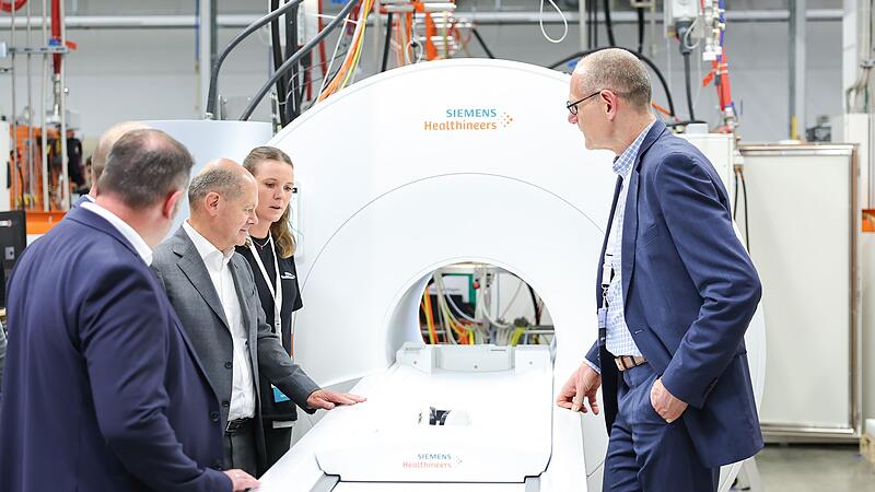Bundeskanzler Scholz besucht Siemens Healthineers Bundeskanzler Scholz besucht Siemens Healthineers