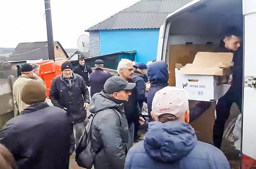 Tom Sauer (weiße Haare) will wieder in die Ukraine, um dort den Notleidenden zu helfen. Hier ist er bei einer früheren Hilfsfahrt in Sumy zu sehen. Tom Sauer (weiße Haare) will wieder in die Ukraine, um dort den Notleidenden zu helfen. Hier ist er bei einer früheren Hilfsfahrt in Sumy zu sehen.