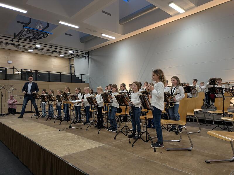 Die Bläserklassen traten als erste auf.Frühjahrskonzert der Musikschule Münnerstadt Die Bläserklassen traten als erste auf.