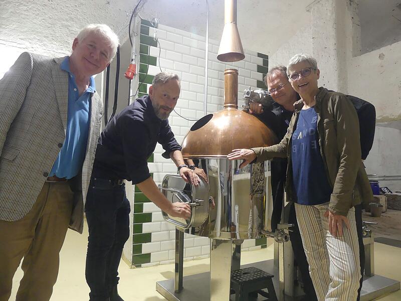 Die Erlanger Traditionsbrauerei Weller wurde reaktiviert: Hans Kurt Weller, Oliver Jüsten, Monika Fath-Kelling (Vorsitzende des Aufsichtsrats) und Sascha Groß am Maischebottich (von links)